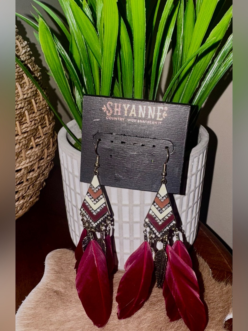 NEW! SHYANNE WOMEN'S DESERT ROSE
ANTIQUE FEATHER EARRINGS
